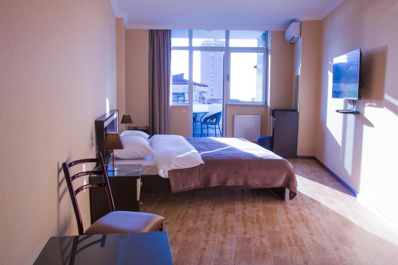 Pirosmani Mini Hotel Батумі Екстер'єр фото